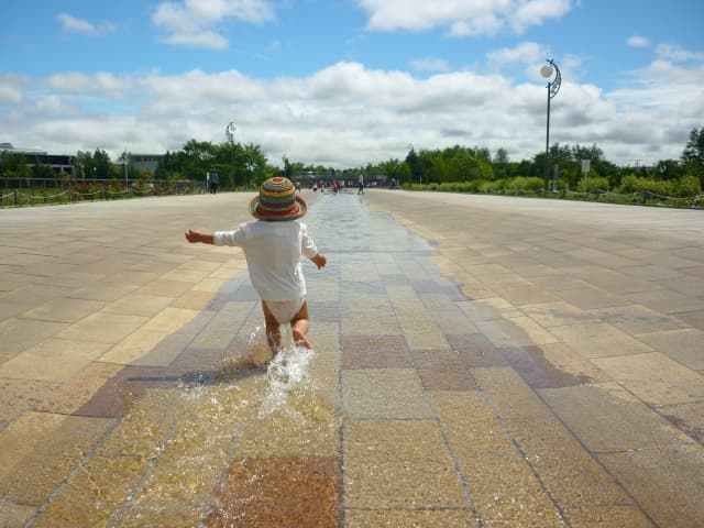 子供が水遊びしている写真