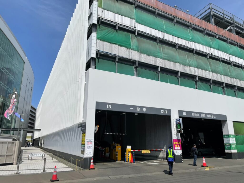 白石区複合庁舎の駐車場の写真