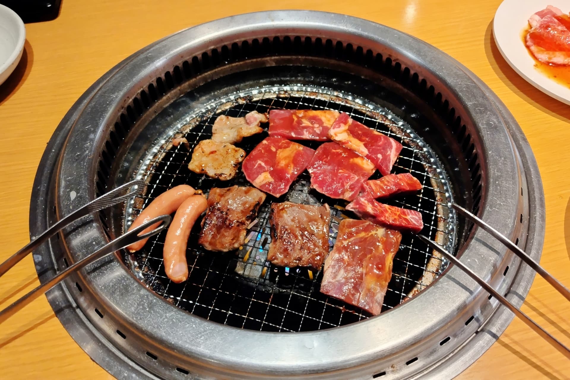 焼肉を焼いている写真