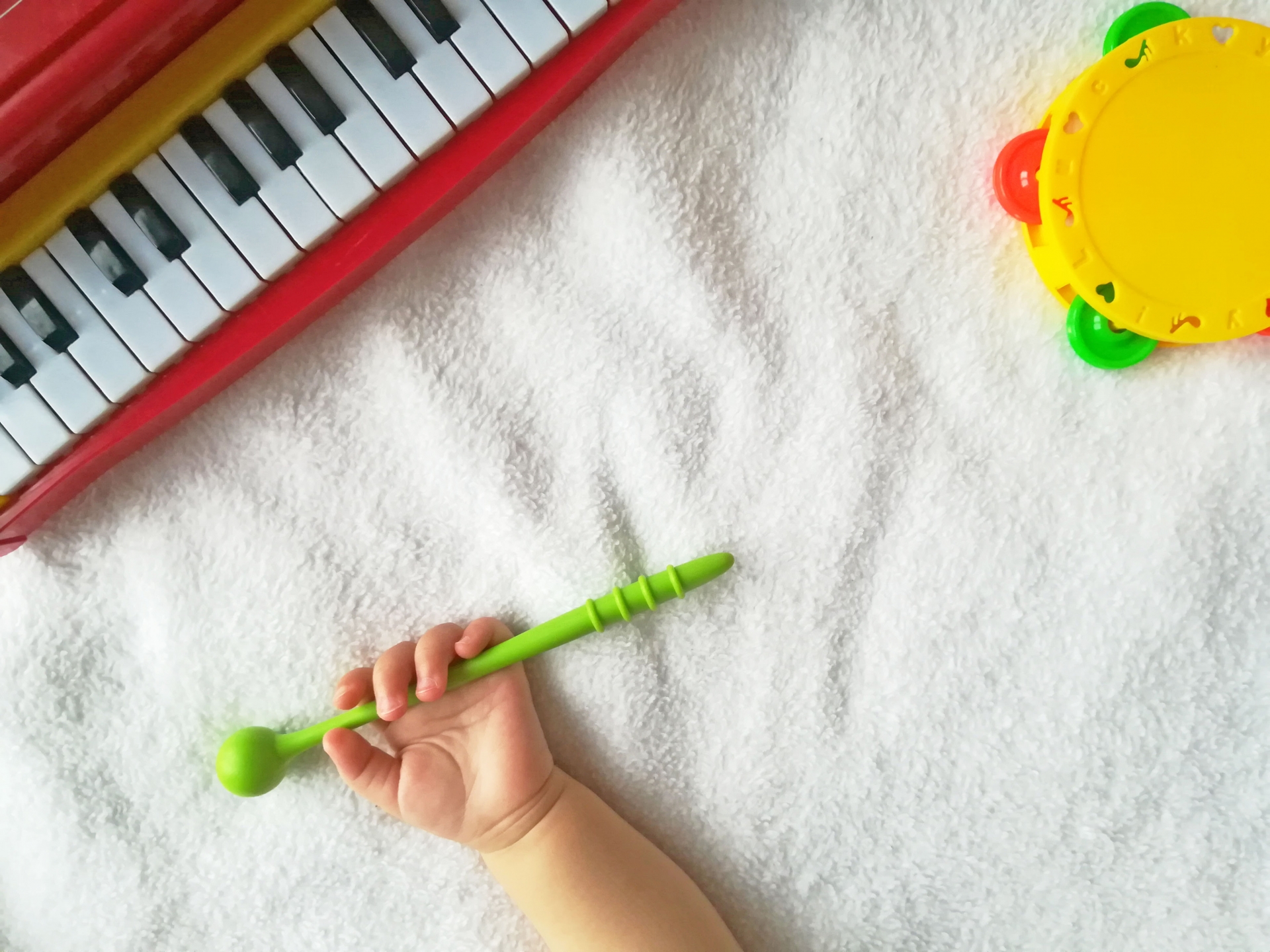 楽器と赤ちゃんの手の写真